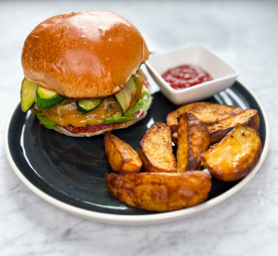 Burger z grillowaną cukinią i frytkami stekowymi