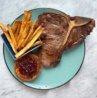 Stek T-bone z domowymi frytkami i camembertem z żurawiną