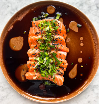 Sashimi z łososia z szczypiorkiem i porem