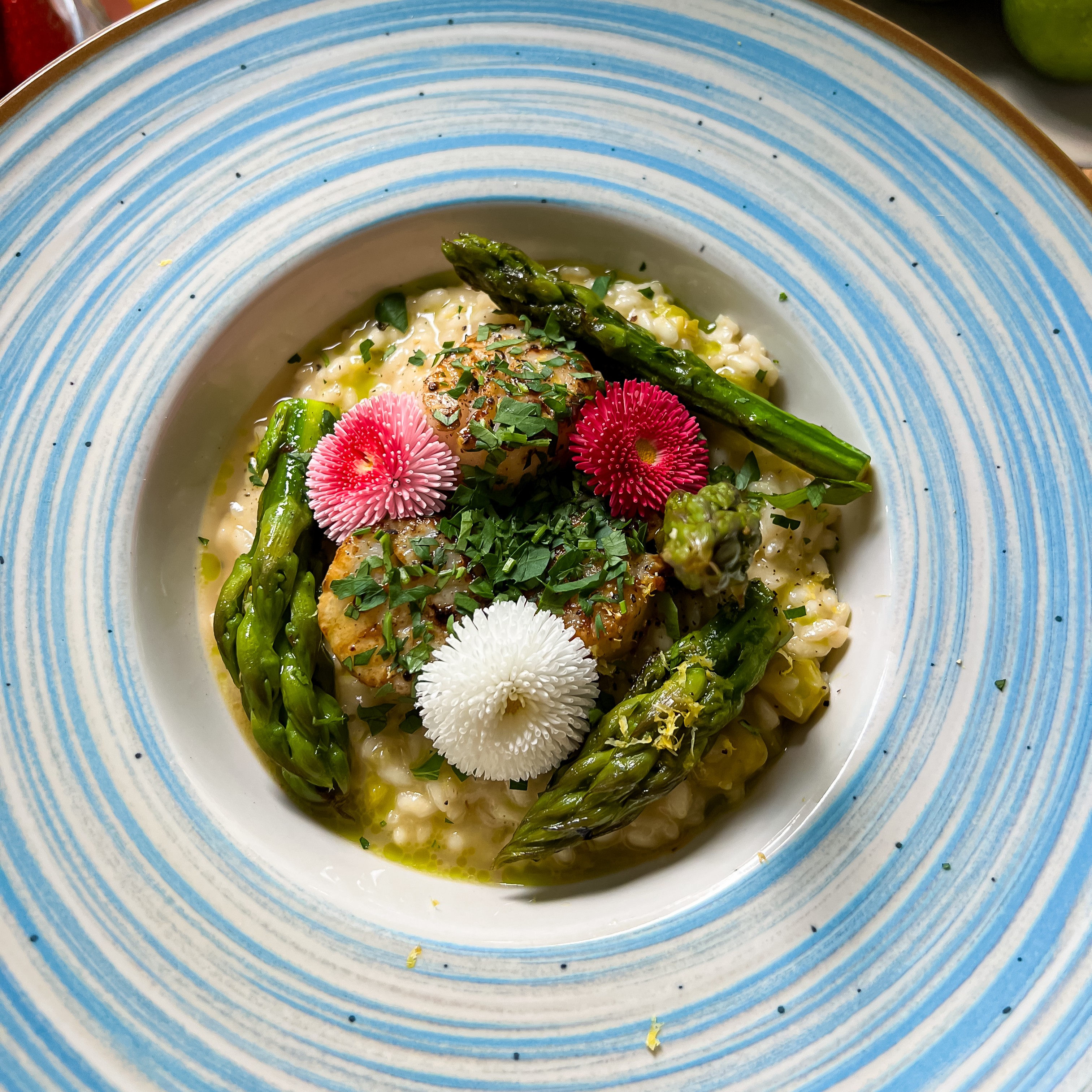 Risotto z przegrzebkami i szparagami