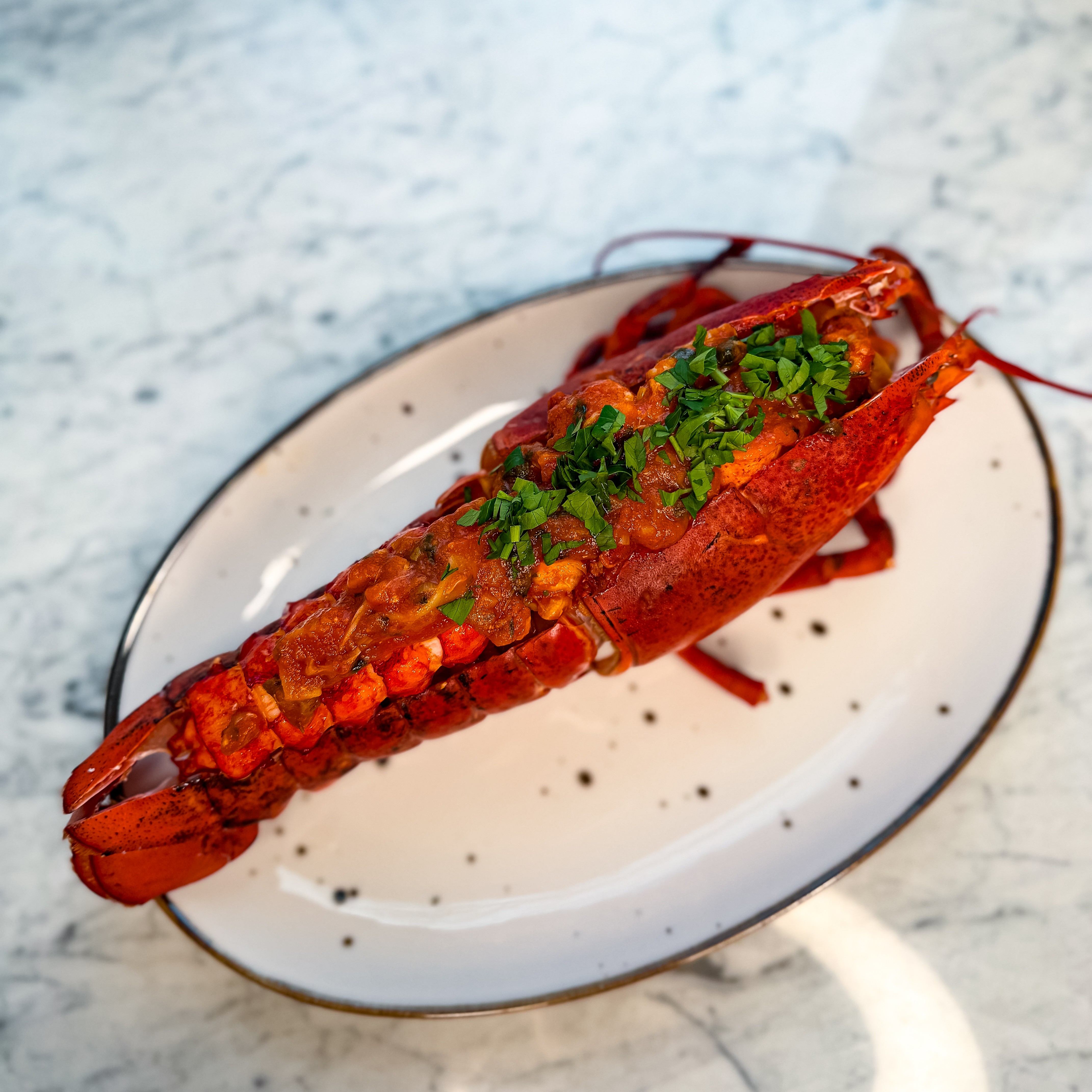 Makaron z homarem w skorupie homara