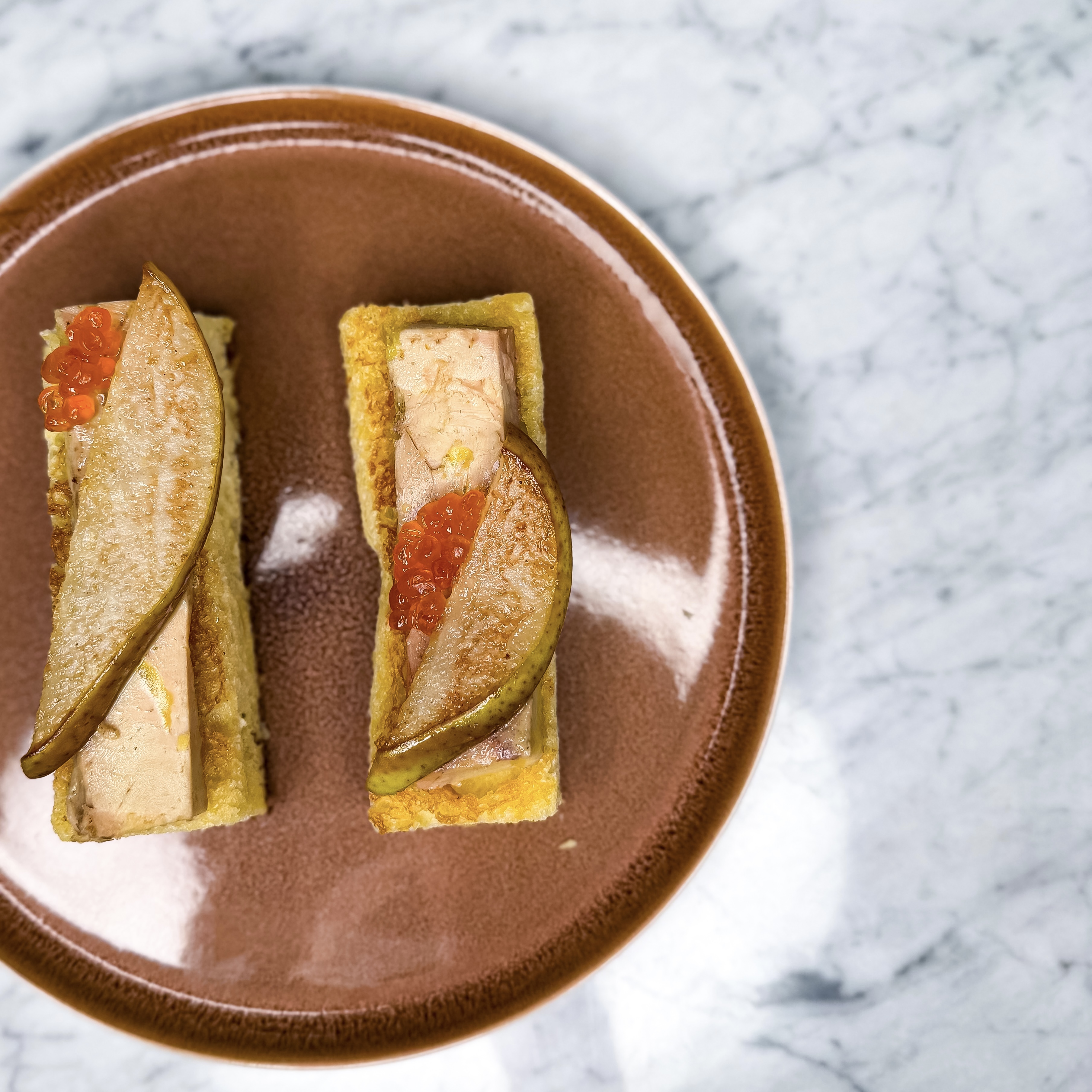 Foie gras na brioche z gruszką i kawiorem