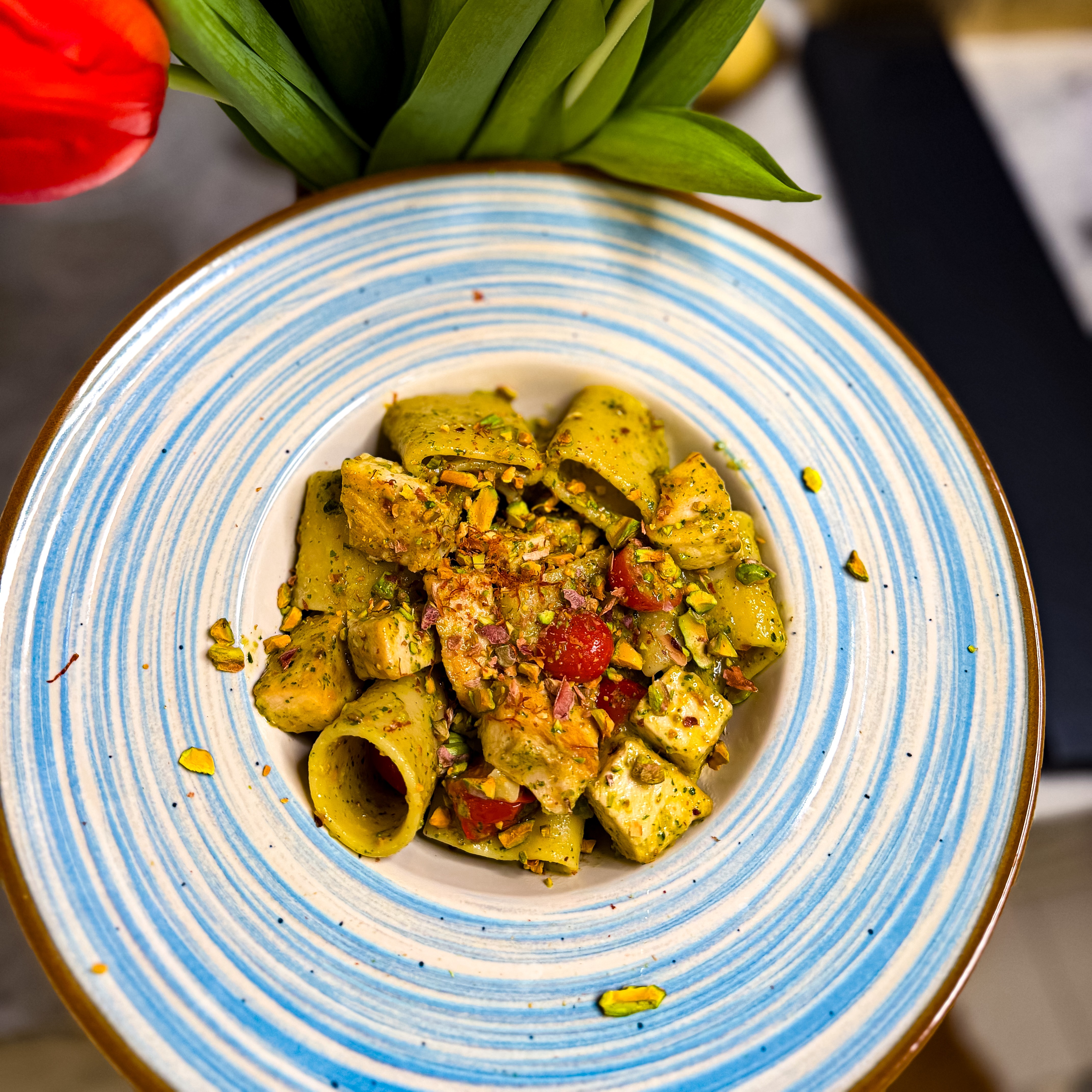 Paccheri z miecznikiem i pesto pistacjowym