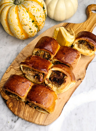 Paszteciki drożdżowe z kapustą i pieczarką op 500g ( 10-12 szt )