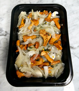 Śledź litewski z marynowanymi maślakami w oleju rzepakowym op 500 g