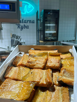 Jesiotr tradycyjnie wędzony drewnem olchowym, steki jesiotra syberyjskiego