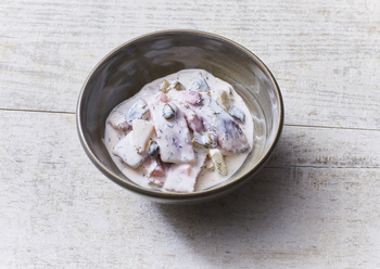 Matias holenderski z boczkiem i kaparami -Kapitänsfrühstück