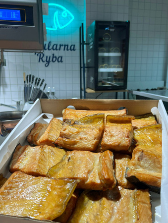 Jesiotr tradycyjnie wędzony drewnem olchowym, steki jesiotra syberyjskiego