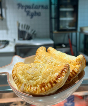 Empanada z pieczonym łososiem i serkiem smażonym 60-79g szt. op 6 sztuk