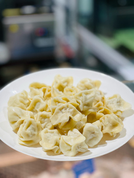 Pielmieni z sumem ręcznie lepione ok 45 szt op 1 kg