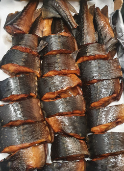 Jesiotr tradycyjnie wędzony drewnem olchowym, dzwonki jesiotra syberyjskiego