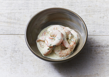 Krewetki z dzikim czosnkiem nidźwiedzim -Gambas mit Bärlauch