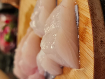 Dziki halibut norweski, biały filet ze skórą, porcja ok 1 kg vacum
