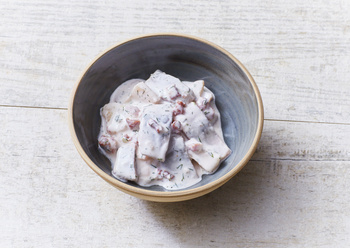 Matias holenderski z szynką i kaparami-Großmutters Matjestopf