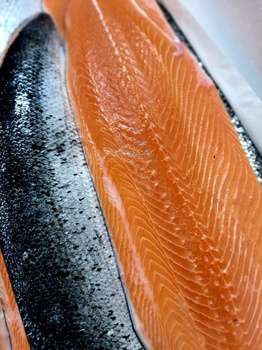 Łosoś z Wysp Owczych świeży filet ze skórą, porcjowany z tuszki o wadze 5-6 kg , vacum ok 1 kg