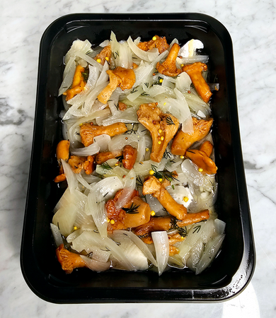 Śledź litewski z marynowanymi maślakami w oleju rzepakowym op 500 g