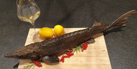 Jesiotr Cały Wędzony na Ciepło waga ok 1.9 kg / szt 