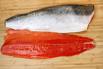 Dziki łosoś z Alaski  ( czerwony sockeye ) pojedyńczy filet ze skórą o wadze od 600-900 g szt. vacum lub 4 filety o wadze ok 2.5 kg