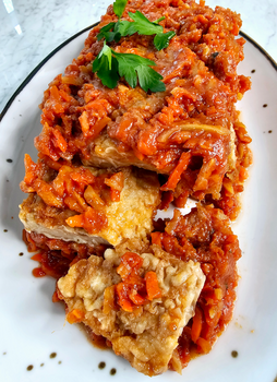 Ryba po grecku, smażona ryba w warzywach w pomidorach op 1 kg 